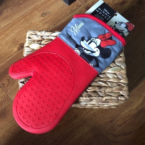 Disney Other - Disney: Minnie Mouse: Silicone Oven Mitt